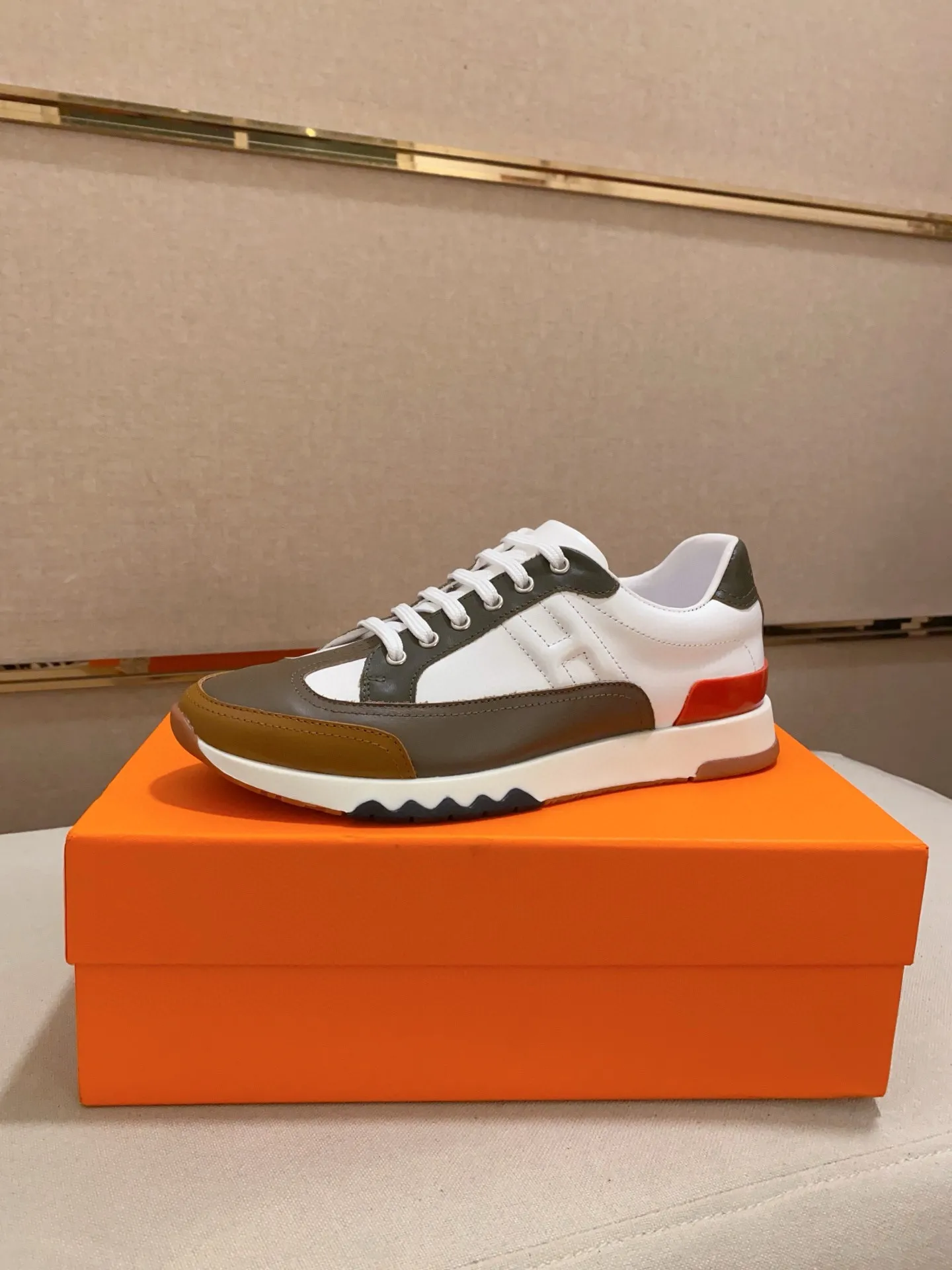 Ex-factory price: 500💰《HERMES》【Classic Original Version】Hermès; Top 🔝 Purchasing Agency 🔍🔍Men's latest 🇺🇸 counters are sold simultaneously, original imported from Italy ▲▲First-layer cowhide ▲▲ (high-end, extravagance and class) times) Exquisite workmanship (Italian 🇮🇹Imported water-dyed 🐂cowhide lining) sole: Original sole provided by the original factory, ⚠️exclusive double-layer activity·TPR·rubber·combined molded outsole; super comfortable·wear-resistant·non-slip·environmental protection The real thing is more beautiful if you take the real thing (high quality, follow the order), you can enter and exit the counter at will * Number of yards: 38·39·40·41·42·43·44# (can be customized 45.)
